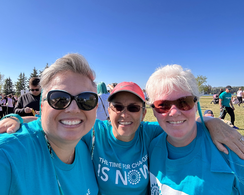 Tiffany participe à la Randonnée de l’espoir avec Holly et Dawn, d’autres femmes atteintes de tumeurs de la granulosa, un type rare de cancer de l’ovaire.